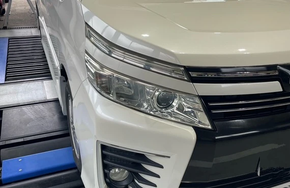 TOYOTAヴォクシーのドアパンチ修理 | 群馬県のデントリペア専門店CAPTAIN DENT